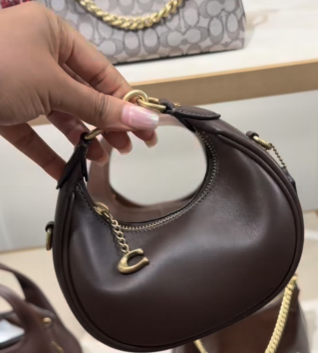 Coach Jonie 22 hobo bag in maple glovetanned leather. - Image 4